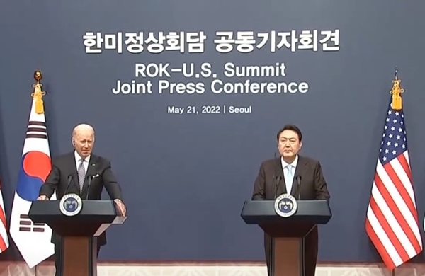 윤석열 대통령과 조 바이든 미국 대통령이 21일 서울 용산 대통령실 청사 대강당에서  공동기자회견을 가졌다.