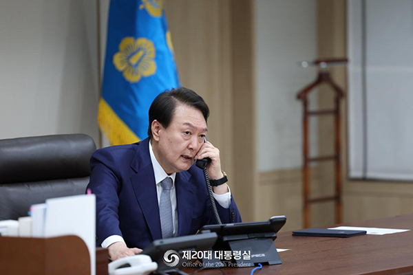 윤석열 대통령이 6일 오후 서울 용산 대통령실 청사에서 기시다 후미오 일본 총리와 통화하고 있다.