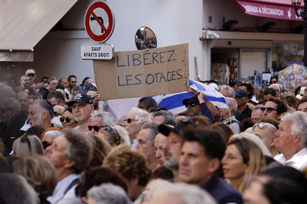 ▲ 프랑스 니스에서 열린 이스라엘 연대 집회에서 시위자들이 '인질을 석방하라'는 팻말을 들고 있다. [EPA=연합뉴스] (사진= 연합뉴스 제공)
