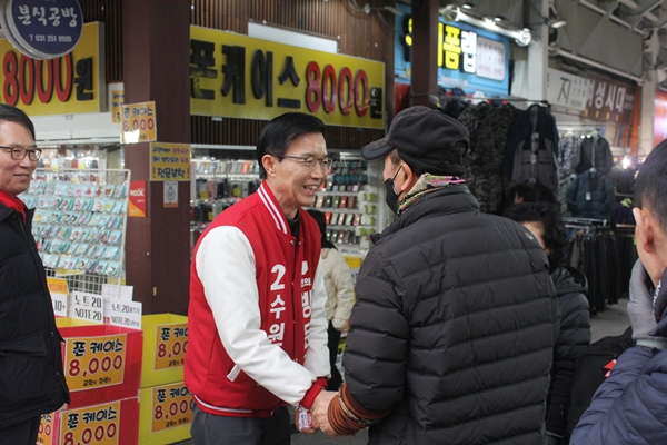 ▲  방문규 후보가 수원 남문시장에서 만난 시민과 인사를 나누고 있다.