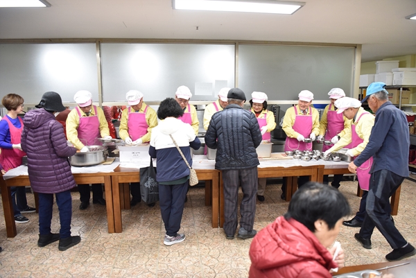 ▲  음성군의회 여성회관 무료급식 배식봉사 참여