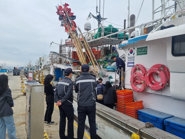 ▲ 여수시가 25일 국동항 일원에서 관계기관과 합동 어선 안전점검을 실시했다.