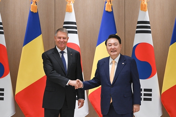▲ President Yoon Suk-yeol and Romanian President Klaus Werner Iohannis take a commemorative photo at the Korea-Romania summit held at the Presidential Office Building in Yongsan on the 23rd. (Courtesy of the Office of the President)