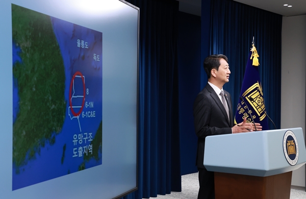 ▲ Minister of Trade, Industry and Energy Ahn Deok-geun is giving additional explanations regarding East Sea oil and gas reserves following President Yoon Seok-yeol's remarks at the government briefing held in the briefing room of the Presidential Office Building in Yongsan, Seoul on the morning of the 3rd. (Photo/provided by Yonhap News)