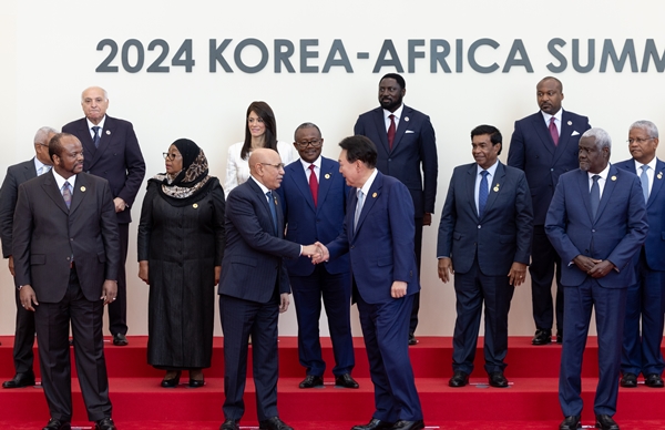 ▲ President Yoon Seok-yeol and Mauritanian President Mohamed Ould Gajuani, chairman of the African Union (AU), are shaking hands after taking a commemorative photo at the Korea-Africa Summit held at the 2024 Korea-Africa Summit Hall on the 4th. (Photo/provided by Yonhap News)